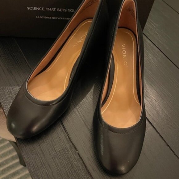 BRAND NEW Vionic Carmel Pump Heels - Black - Picture 2 of 5